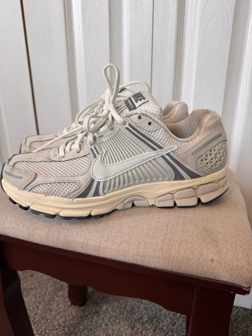 Mens Nike Zoom Vomero 5 Running Sneaker Cream/Light Gray Size 8 Sign Light Wear - Picture 2 of 12